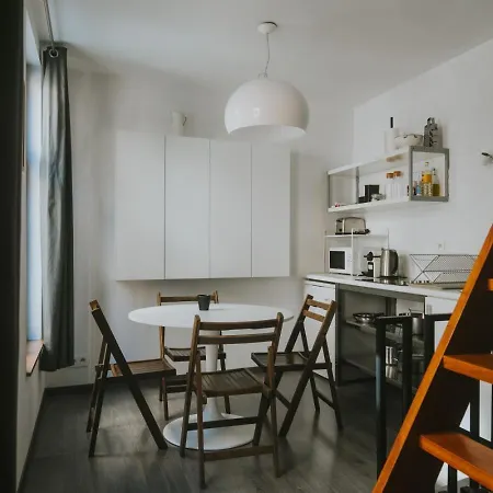 펜션 2 Bedrooms Triplex In Historic Heart Of *