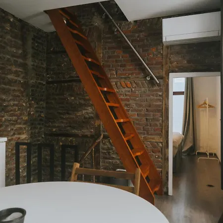 2 Bedrooms Triplex In Historic Heart Of 펜션