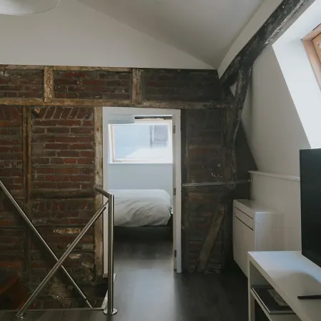 펜션 2 Bedrooms Triplex In Historic Heart Of