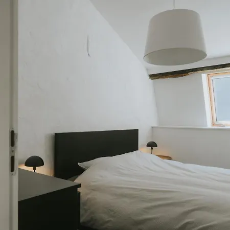 2 Bedrooms Triplex In Historic Heart Of 펜션