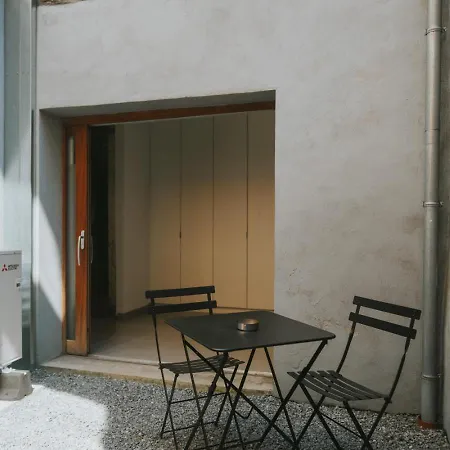 2 Bedrooms Triplex In Historic Heart Of 펜션 *