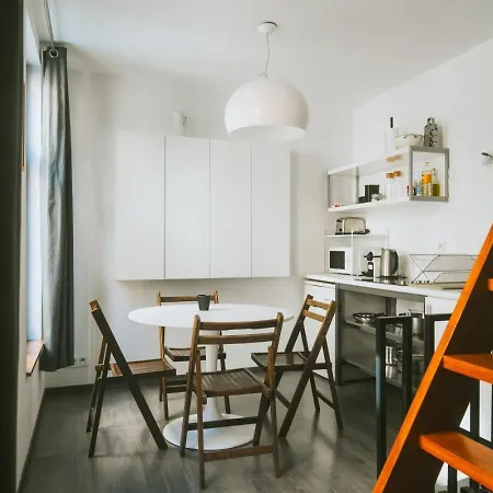 펜션 2 Bedrooms Triplex In Historic Heart Of
