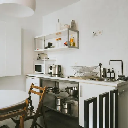 2 Bedrooms Triplex In Historic Heart Of 펜션 리에주