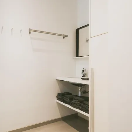 2 Bedrooms Triplex In Historic Heart Of 펜션 리에주