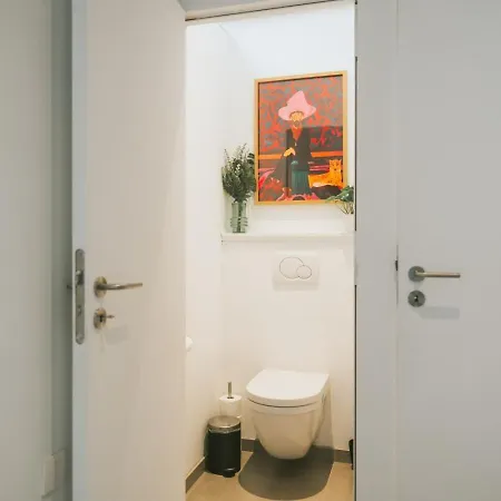 2 Bedrooms Triplex In Historic Heart Of 펜션 리에주